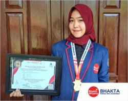 Meike Nur Cahyani, a Public Health undergraduate student, successfully achieved the 