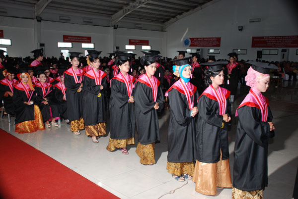 WISUDA SEKOLAH MENENGAH BHAKTI WIYATA KEDIRI TA. 2012/2013