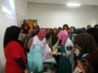 IIK dan SMKKBW Tambah Pengetahuan para Pelajar dengan Free Lecture dalam Acara Open House