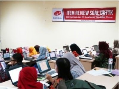 Fakultas Farmasi Sukses Selenggarakan Review Soal Uji Kompetensi Tenaga Teknis Kefarmasian (UKTTK) Se Jawa Timur
