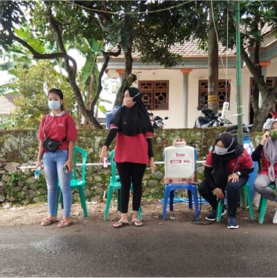Relawan COVID-19: Mahasiswa D3 Kebidanan bersama tim kepolisian, tentara, satpol PP dan dinas perhubungan turut menjaga Desa Besowo Kecamatan Kepung guna mendisipilinkan para pengendara dengan melakukan pemeriksaan suhu tubuh dan protokol lainnya