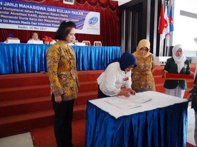 Prodi D3 RMIK Gelar Acara Pengambilan Janji Mahasiswa dan Kuliah Pakar Sekaligus di Graha IIK Bhakti Wiyata