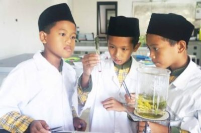 Science Learning Bersama Prodi Biologi IIK dan Siswa International Islamic School