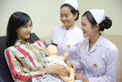 Tak hanya membantu proses persalinan, bidan juga dapat diharapkan mampu mengedukasi ibu hamil seputar perawatan bayi baru lahir, asupan ibu hamil, serta gambaran proses melahirkan.
