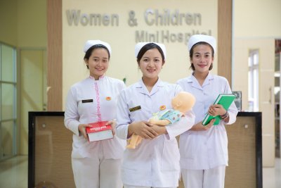 Mahasiswa D3 Kebidanan IIK BW melakukan praktik langsung di Women & Children Mini Hospital milik IIK BW