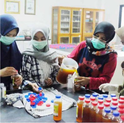 Kepedulian Nyata IIK Bhakti Wiyata dalam Membantu Warga yang Terdampak COVID-19