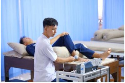 Mahasiswa D3 Fisioterapi IIK Bhakta melakukan terapi kepada pasien di laboratorium Fisioterapi.