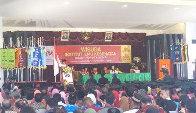 Wisuda IIK Bhakti Wiyata T.A. 2015/2016