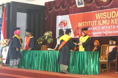 Prosesi penyerahan ijazah kepada para wisudawan