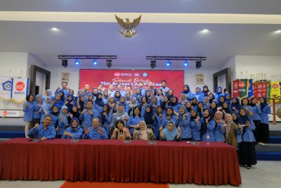 Tim akreditasi S1 Farmasi dan Pendidikan Profesi Apoteker IIK Bhakta berfoto bersama asesor LAMPTKes usai asesmen lapangan di Graha Bhakta.