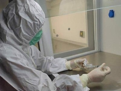 Dengan penuh ketelitian, Isyna meneliti sampel darah pasien untuk memberikan hasil uji laboratorium yang akurat. 