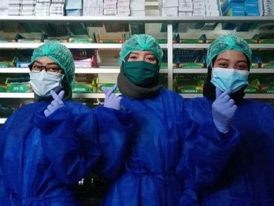 Eva Niâ€™matul Khusna (kanan) alumni S1 Farmasi dan Rinawati (kiri) alumni D3 Farmasi bekerja di tempat yang sama di RS DKT TK.4 Kota Kediri sebagai tenaga farmasi