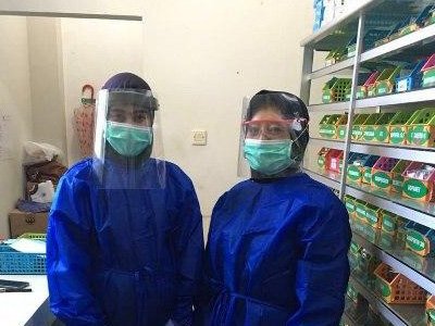 Generasi Hebat: Fitria Rena Susanti dan Binti Qudsiyah salah satu alumni SMKKBW bekerja di tempat yang sama dengan Luluk Ika N.K alumni S1 Farmasi di RS DKT TK.4 Kota Kediri sebagai tenaga farmasi.