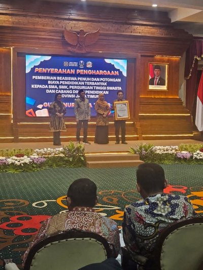 SMK TI Pelita Nusantara Receives Award from the Governor of East Java for Its Commitment to Educational Scholarships