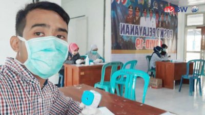 Amiruddin saat mendata pemudik yang datang ke Kabupaten Sampang Madura