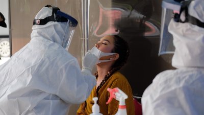 Pelaksanaan tes swab dilakukan oleh tenaga kesehatan yang berkompeten dengan memperhatikan protokol kesehatan yang ketat