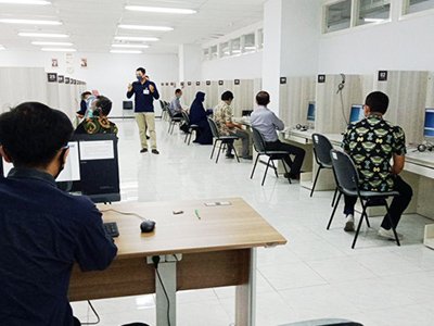 Pengarahan teknis oleh salah satu staf sebelum tes dimulai.