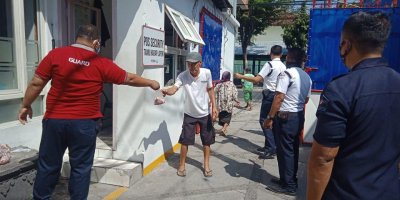 Pembagian daging kambing kepada masyarakat