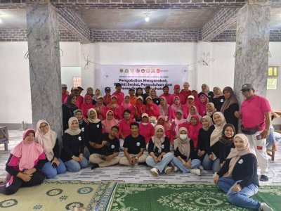 Semangat kolaborasi alumni dan mahasiswa IIK Bhakta Kediri dalam memberikan pelayanan kesehatan kepada masyarakat lansia.