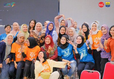 Antusiasme sivitas akademika dalam line dance Dies Natalis IIK Bhakta