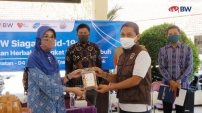 FIK IIK BW Bagikan 800 Ramuan Tradisional Peningkat Imunitas "ODP" kepada Warga Kecamatan Pesantren Kota Kediri