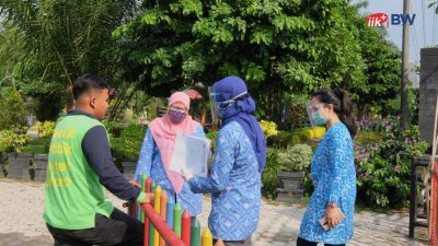Salah satu dosen IIK BW saat proses survei kepatuhan warga.
