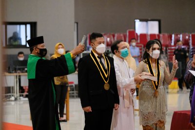 FKG IIK Bhakti Wiyata Sumpah Dokter Gigi Baru, Tiga Diantaranya Warga Negara Asing.