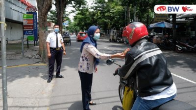 Pembagian jamu herbal penambah imunitas tubuh hari pertama berpangsung lancar dan diserbu masyarakat Kota Kediri.