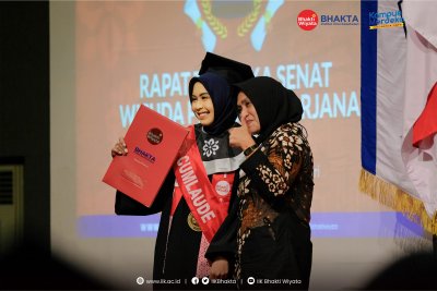 Kebanggan kedua orang tua menyaksikan putrinya diwisuda di IIK Bhakta.