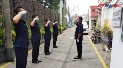 Petugas keamanan siap menjaga kampus IIK Bhakti Wiyata di tengah pandemi COVID-19.