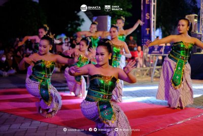 Penampilan UKM Tari IIK Bhakta disambut hangat ribuan penonton di halaman Gedung Adipadma