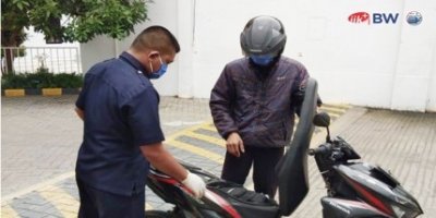 Demi menjaga keamanan, petugas keamanan IIK BW memeriksa kendaraan