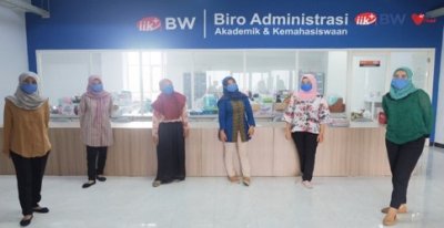 Semua karyawan dilingkungan Bhakti Wiyata diwajibkan memakai masker untuk mencegah penularan.