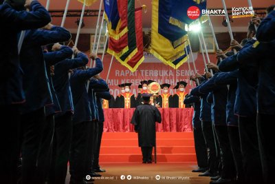 Setelah 2 tahun pandemi wisuda IIK Bhakta digelar secara langsung debgan meriah