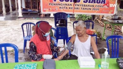 Delina Kartika Putri salah satu anggota Korps Sukarela saat bertugas di Posko Isolasi Mandiri penanganan COVID-19 kota Kediri.