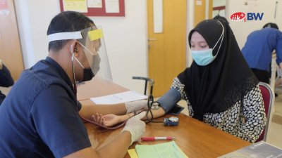 Calon Mahasiswa Profesi Apoteker Jalani Tes Kesehatan