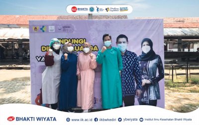 Mahasiswa IIK Bhakta Turut Sukseskan Vaksinasi Covid-19 di Kota Kediri
