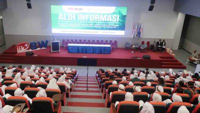 Alih Informasi dan Kuliah Pakar Prodi D3 TLM dan D3 Anafarma IIK Bhakti Wiyata Berjalan Sukses.
