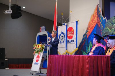 Orasi ilmiah Prof. Apt. I Ketut Adnyana, M.Si., Ph.D. dalam Pembukaan Osmaru IIK Bhakti Wiyata 2026.