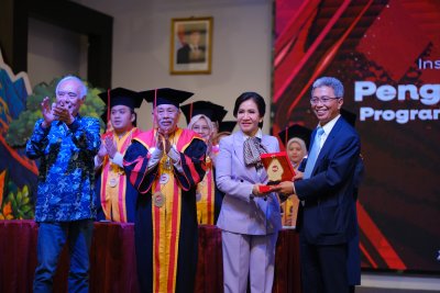 Penyerahan plakat penghargaan kepada Prof. Apt. I Ketut Adnyana, M.Si., Ph.D. pada Osmaru IIK Bhakti Wiyata 2026
