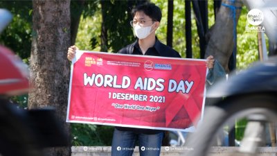 Peringati Hari AIDS Sedunia  Mr & Miss IIK Bhakta Bagikan Pita dan Bunga