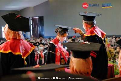 Prof. Dr. apt. Muhamad Zainuddin dengan bangga melepas alumni IIK Bhakta untuk mengadi kepada negara.