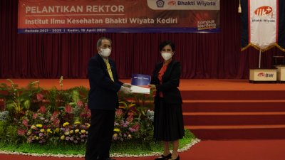 Prof. Dr. apt. Muhamad Zainuddin Kembali Dilantik Jadi Rektor IIK Bhakti Wiyata Periode 2021-2025
