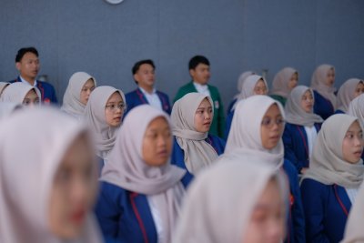 Para mahasiswa Apoteker Angkatan XI IIK Bhakta Kediri menyatakan rasa haru dan bangga setelah dinyatakan lulus 100% dalam UKOMNAS, sebagai bukti kerja keras dan dedikasi mereka