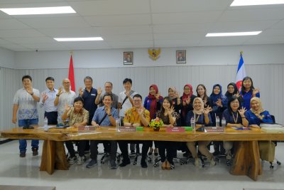 Binus University dan Aso College Group berfoto bersama dengan sivitas akademika IIK Bhakta