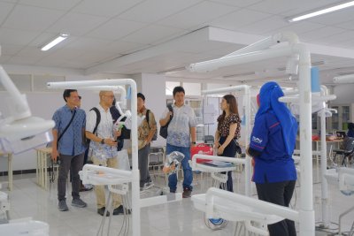 Pihak Aso College Group dan Binus University saat tour campus ke Dental Simulator