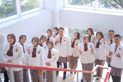 Lulusan Apoteker IIK Bhakta Periode ke-12 usai sumpah profesi, 16 April 2026, dengan capaian 100% UKAI.