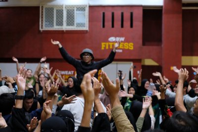 Para supporter masing-masing Fakultas antusias mendukung atlit yang bertanding
