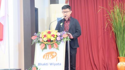 drg. Rudy Setiawan., Sp.Pros menyampaikan SK dokter gigi baru.