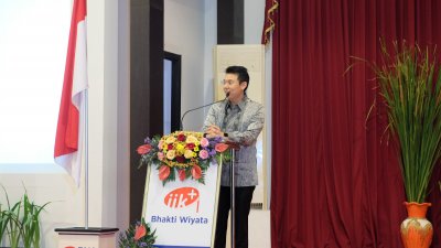 Ketua Yayasan Bhakti Wiyata Bapak dr.David Raditya Soehartono, B.Com.,MM.,MBA memberikan sambutan di acara sumpah dokter gigi.